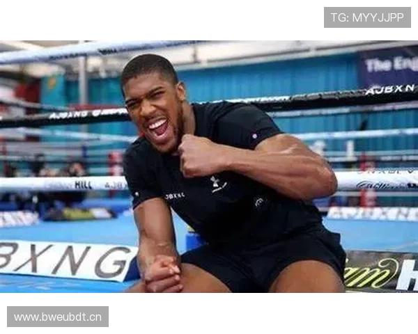 安东尼·约书亚刚发了张吃外卖的图，拳王抱着纸盒饭这画面我笑到不行