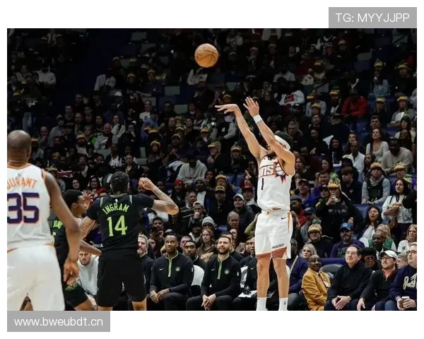 布克通过挡拆制造投篮空间 提升队内关键时刻得分效率